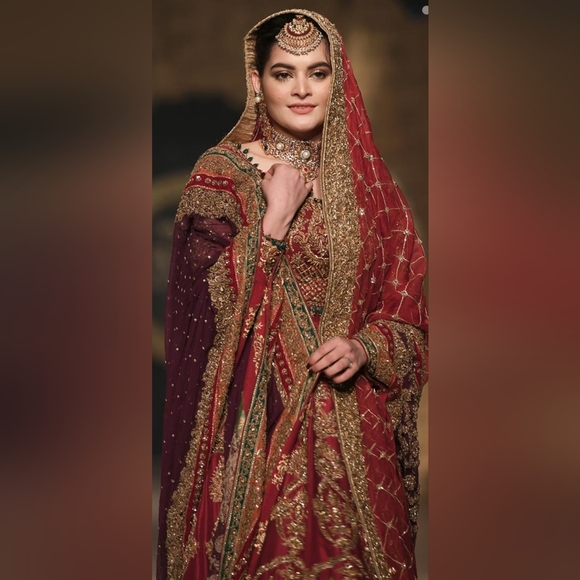 Uroos E Khaas By Aisha Imran -Red and Gold Bridal Lehenga- Pakistani & Indian - Picture 9 of 11